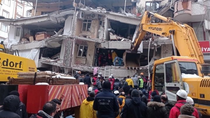 Réplicas de terremotos colapsan edificios en Turquía | VIDEOS