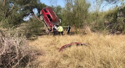 Muere pareja tras volcar en la Ribereña; camioneta queda sobre árbol