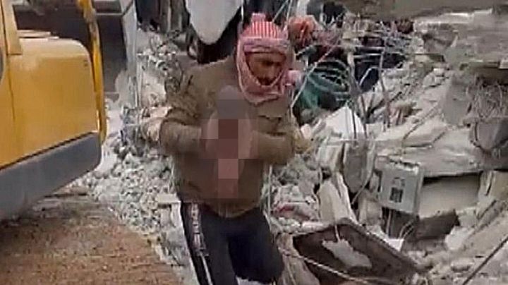 Nace bebé debajo de los escombros; cordón umbilical la mantenía unida a su madre muerta  | VIDEO