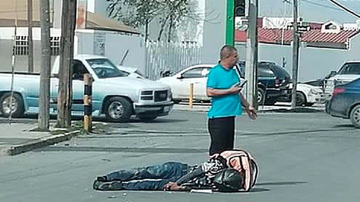 Repartidor pierde dos dedos al chocar su moto contra camioneta, en gasolinera de la Campestre