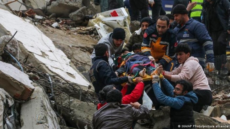 México enviará equipos de rescate al país árabe, donde las personas se encuentra buscando a víctimas atrapadas en los escombros de los edificios