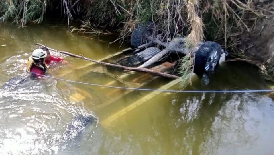 La camioneta volcó y cayó a una acequia