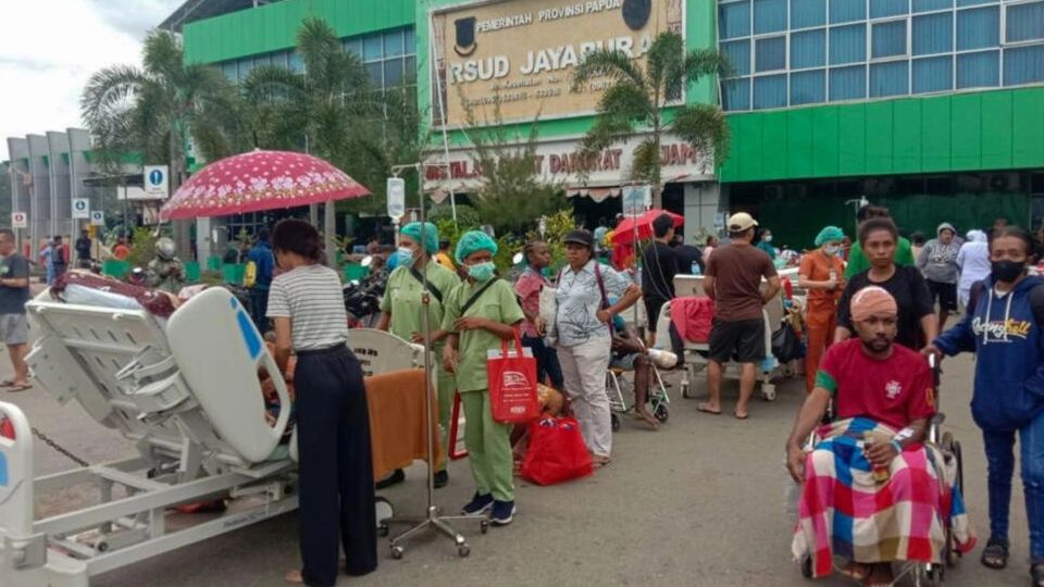 Se le pidió a la población evacuar hospitales, hoteles y restaurantes dañados ante la posibilidad de una caída de la estructura por las réplicas futuras