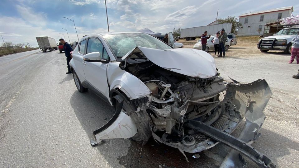 El impacto de las camionetas fue tan brutal que una de ellas quedó completamente destrozada; pérdida total