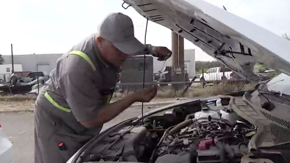 Un mecánico tuvo la buena acción de regalar revisiones de autos.