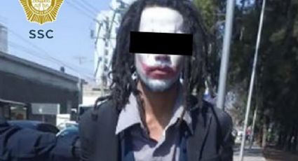 Payaso disfrazado de 'Joker' ataca con machete y asalta a hombre