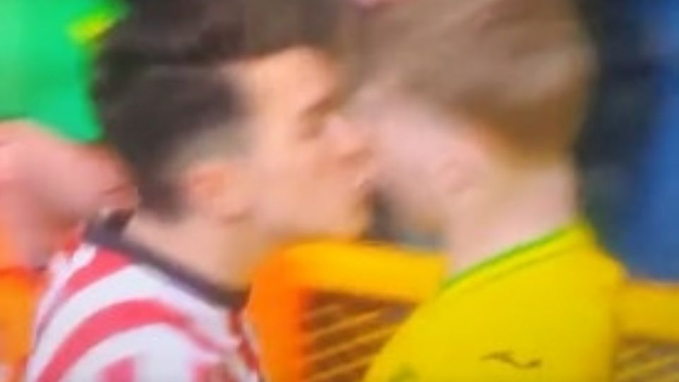 Momento en que Luke O'Nien da un beso a Sorensen