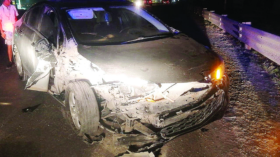 EL Chevrolet Cruze fue abandonado por su conductor en la Carretera Piedras Negras.