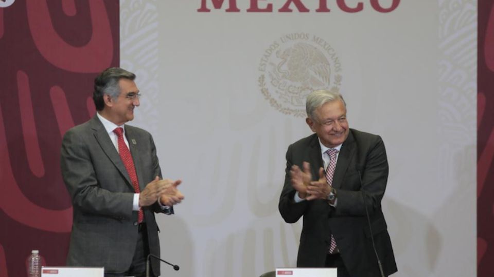 El gobernador de Tamaulipas (izq.) Américo Villarreal recibirá el jueves a AMLO.