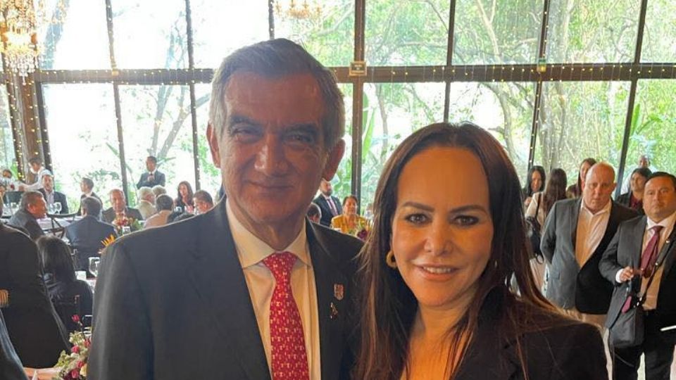 Américo Villarreal, junto a Carmen LIlia Canturosas.