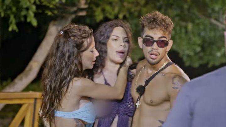 Lizbeth Rodríguez entre jalones de ropa queda al descubierto | VIDEO