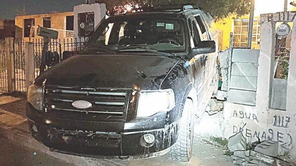 La camioneta quedó dentro de la vivienda.