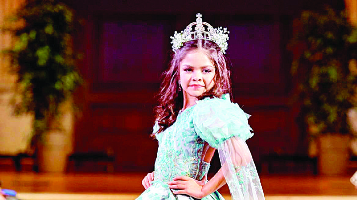 Niña modelo de nueve años de Laredo, Texas, brilla en gira por Milán