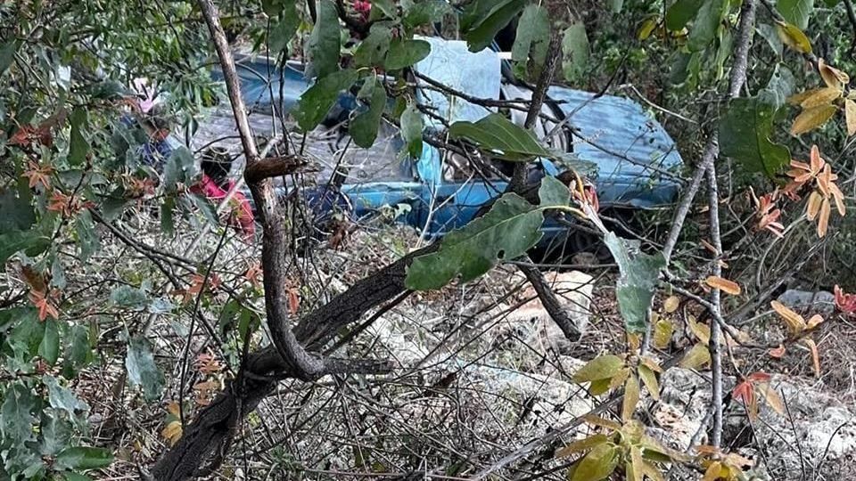 La camioneta cayó un barranco y una persona murió