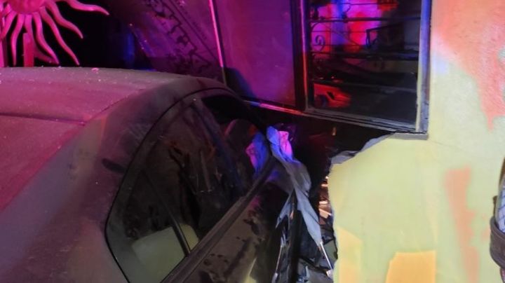 Conductor de auto deportivo acelera, pierde el control y se mete a casa en Río Bravo