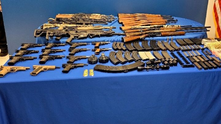 Decomisan arsenal de armas y cargadores en el Puente de Eagle Pass; iba para México
