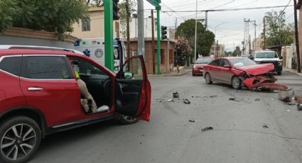 Maestra jubilada queda atrapada en su camioneta tras sufrir choque en la avenida Morelos