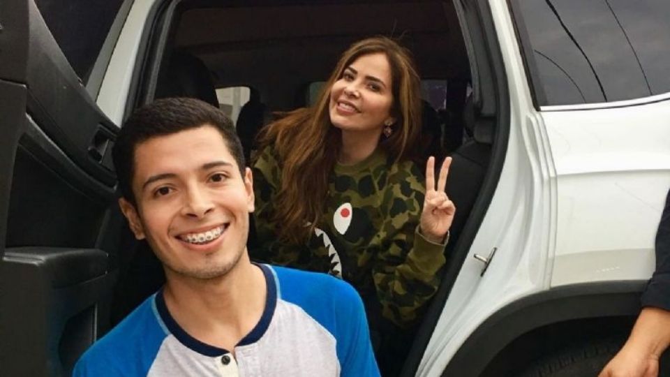 La cantante mexicana expresó su sentir a través de un comentario subido en redes sociales, lamentando la muerte de un gran fanático de su carrera en tan trágico final