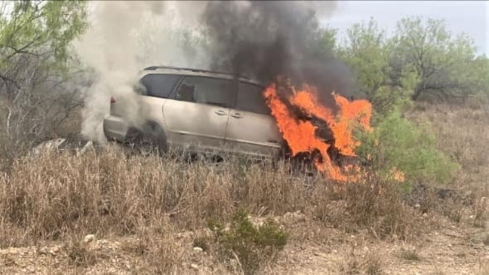 Camioneta que transportaba indocumentados arde en el sur de Laredo.