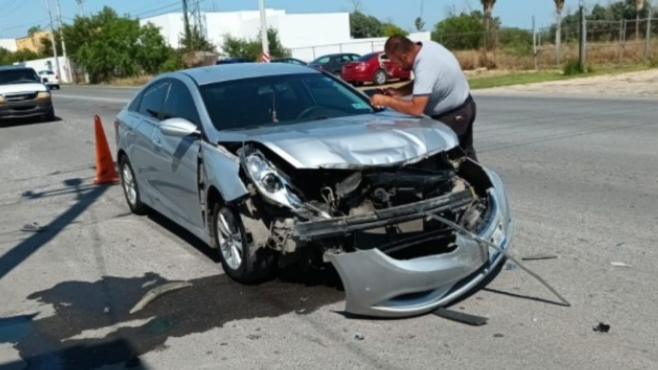 El conductor del auto se distrajo y chocó por alcance una camioneta