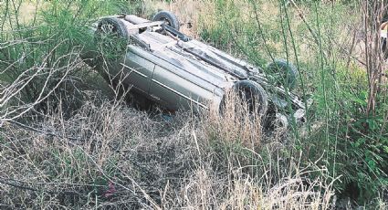 Abandona auto tras volcadura cerca del Campestre