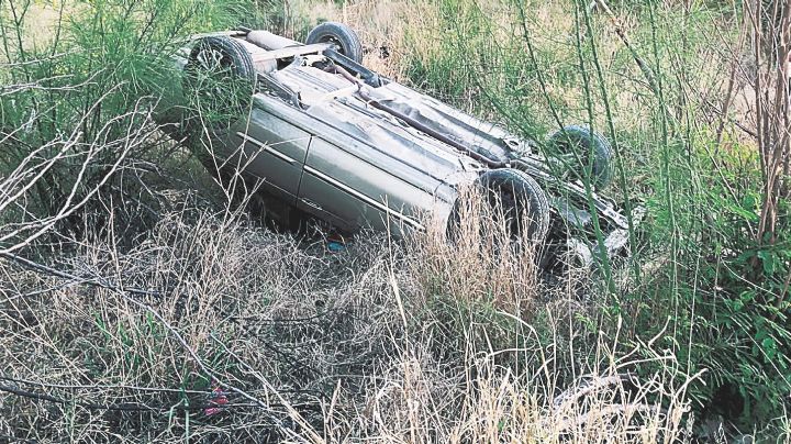 Abandona auto tras volcadura cerca del Campestre