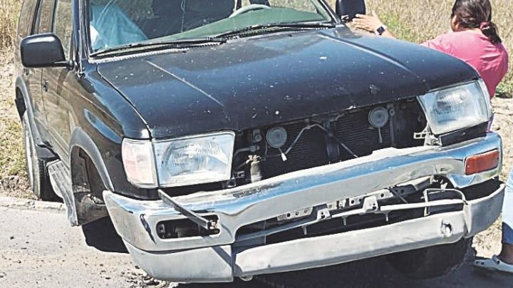 Sale del camino y queda sin una de las llantas en bulevar Municipio Libre