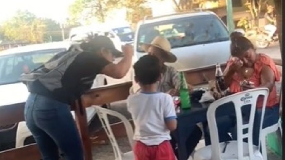 La hija encuentra a su papá con otra mujer y le reclama