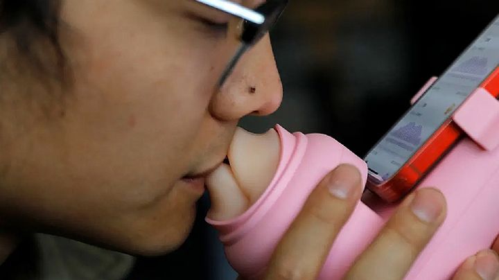 Inventan máquina para sentir besos reales en línea por celular