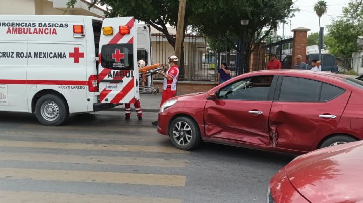 Mujer resulta herida tras impacto en su auto en la César López de Lara y calle Bolívar