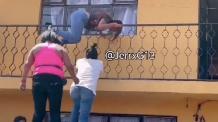 Policías salvan a maestra de ser linchada; la acusan de golpear a bebé de 10 meses