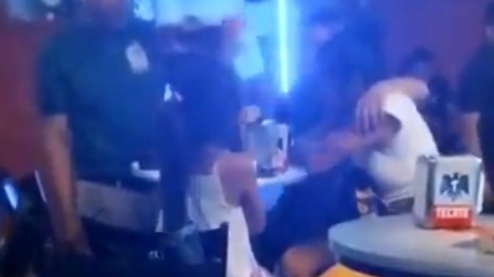 Niña en bar de Morelos causa alarma; su madre la expone al peligro | VIDEO