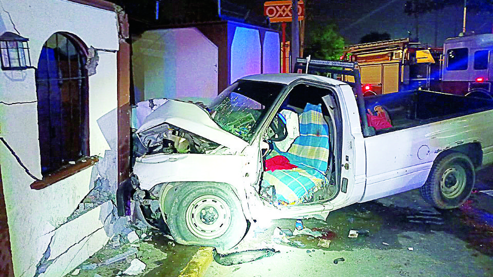 La camioneta se estrelló contra una casa de la colonia Hidalgo.