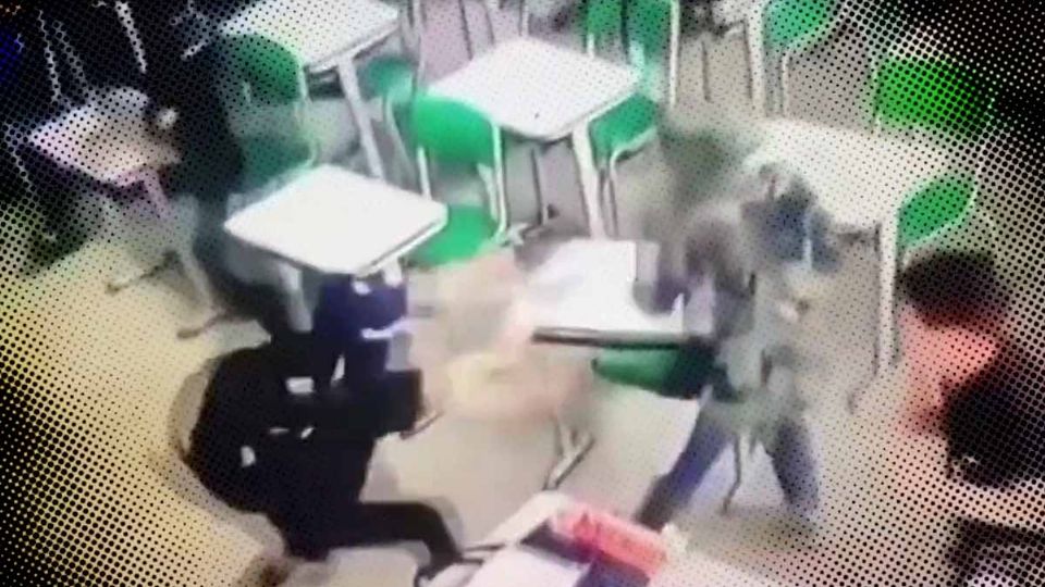 Maestra apuñalada por alumno en salón de clases