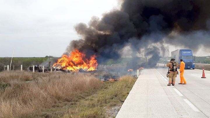Se calcina tráiler cargado de galletas Ritz cerca de Nuevo Laredo