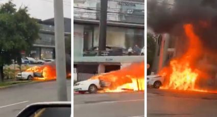 Sorprende auto en llamas circulando en Chipinque; termina impactado | VIDEO