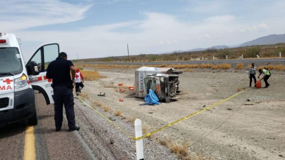 Autoridades atendieron a la pareja, encontrando entre los fierros retorcidos de la unidad el cuerpo sin vida del menor de edad