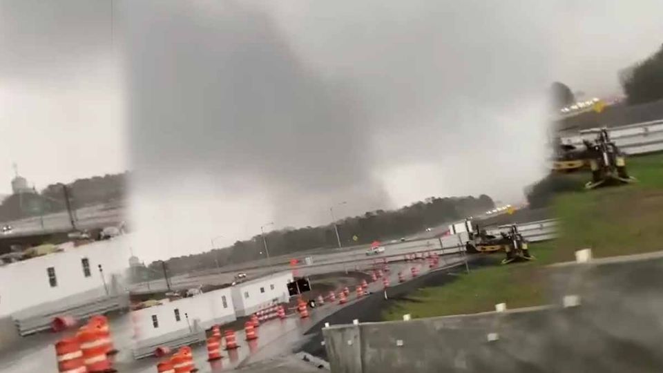 Tornado azota Estados Unidos, pudiera haber más formaciones para hoy viernes