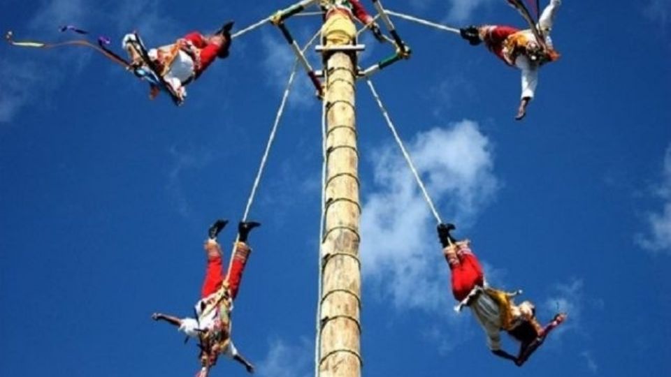 Una integrante de los Voladores de Huauchinango se precipitó desde una altura de 15 metros