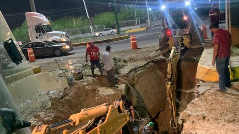 Elementos de la Comapa trabajaron horas extra para reparar la fuga en Carretera Nacional y Carretera Aeropuerto de Nuevo Laredo