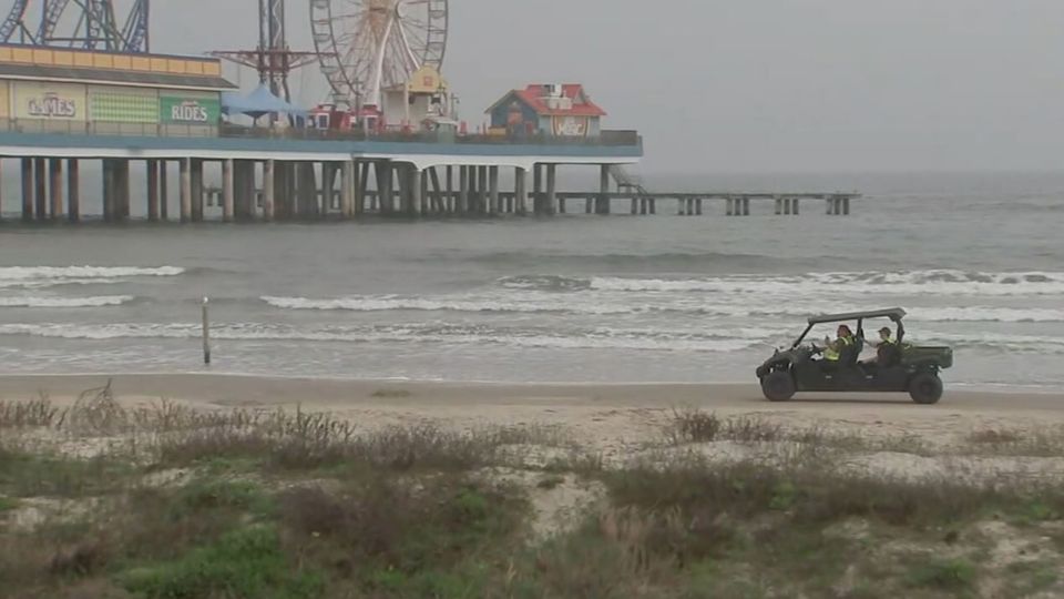 Desaparecen dos niños en Galveston; localizan a uno sin vida.