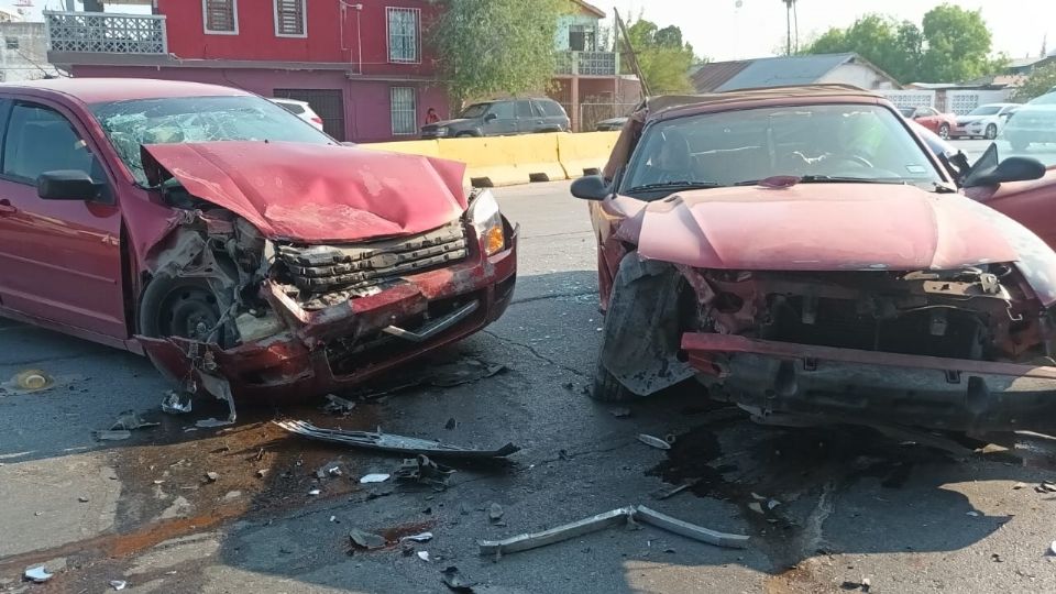 Los autos Mustang y el Focus sufrieron severos daños, al igual que sus ocupantes.