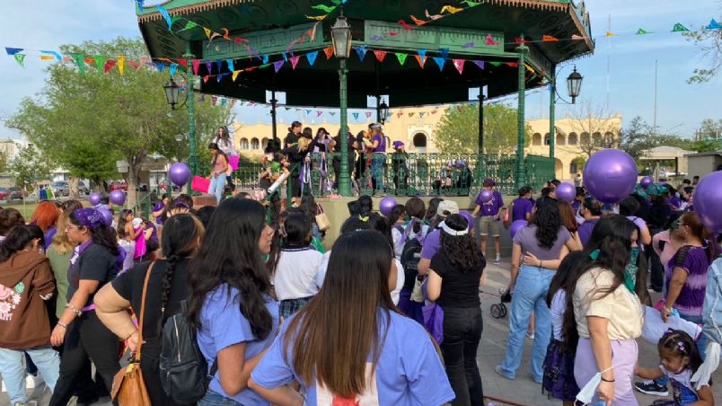 Mujeres neolaredenses se reunieron en la Plaza Hidalgo.