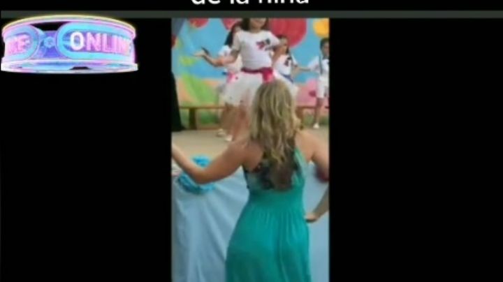 Papá se olvida de su hija y graba a la maestra bailando en festival escolar | VIDEO
