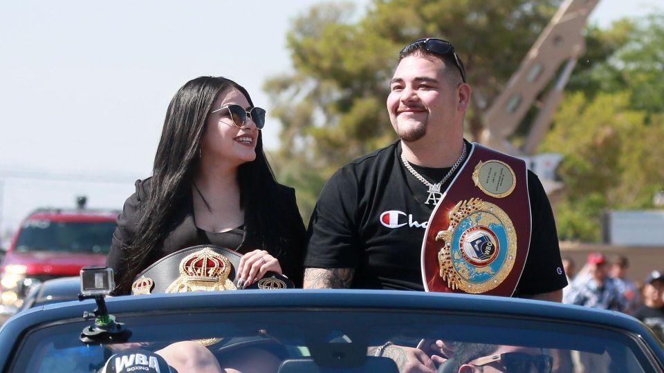 Esposa corre a Andy Ruiz de la casa.