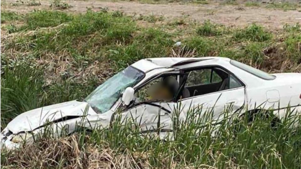 La mujer quedó sin vida al interior del auto