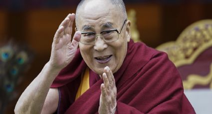 Dalai Lama besa a menor en la boca; "chúpame la lengua" le indica | VIDEO