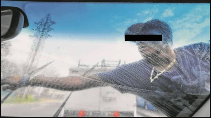 Limpiaparabrisas mata a taxista; no lo dejó lavar su coche