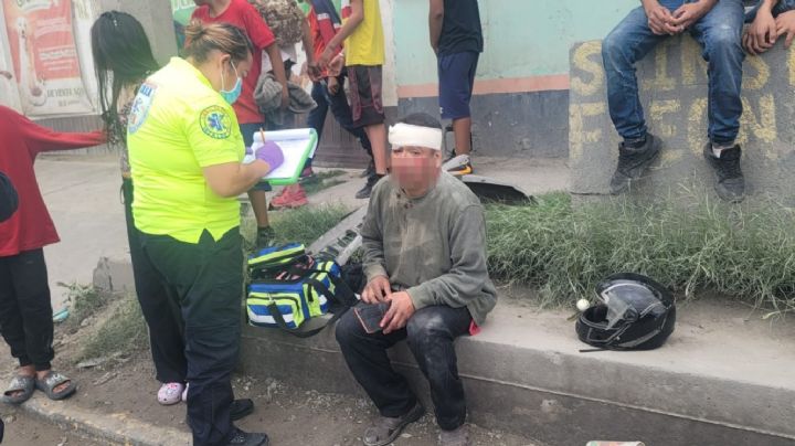 Atacan a huevazos a motociclista, pierde el control y atropella a menor de edad