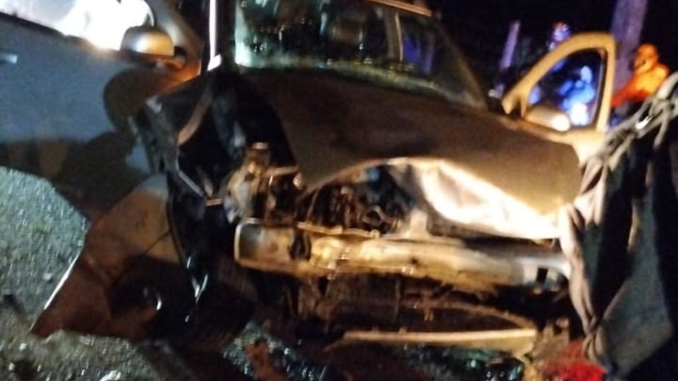 El auto quedó destruido del frente.